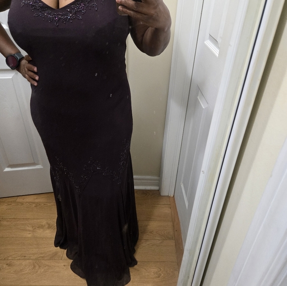 Women's gown with flared hem - size 16 (fits like a 14) - Picture 7 of 7